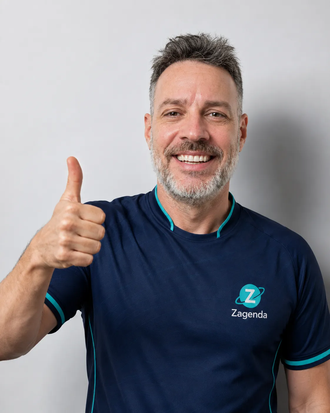 Federico, del equipo de Zagenda, sonriendo con el pulgar en alto y la polera de la marca