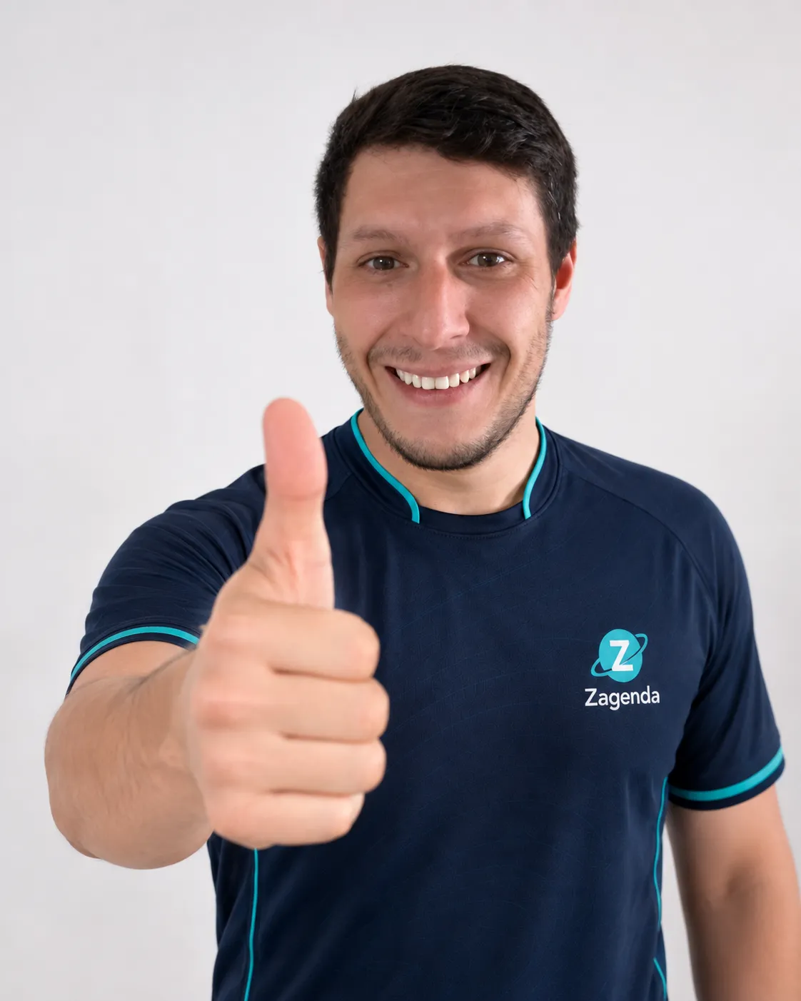 Franco, del equipo de Zagenda, sonriendo con el pulgar en alto y la polera de la marca