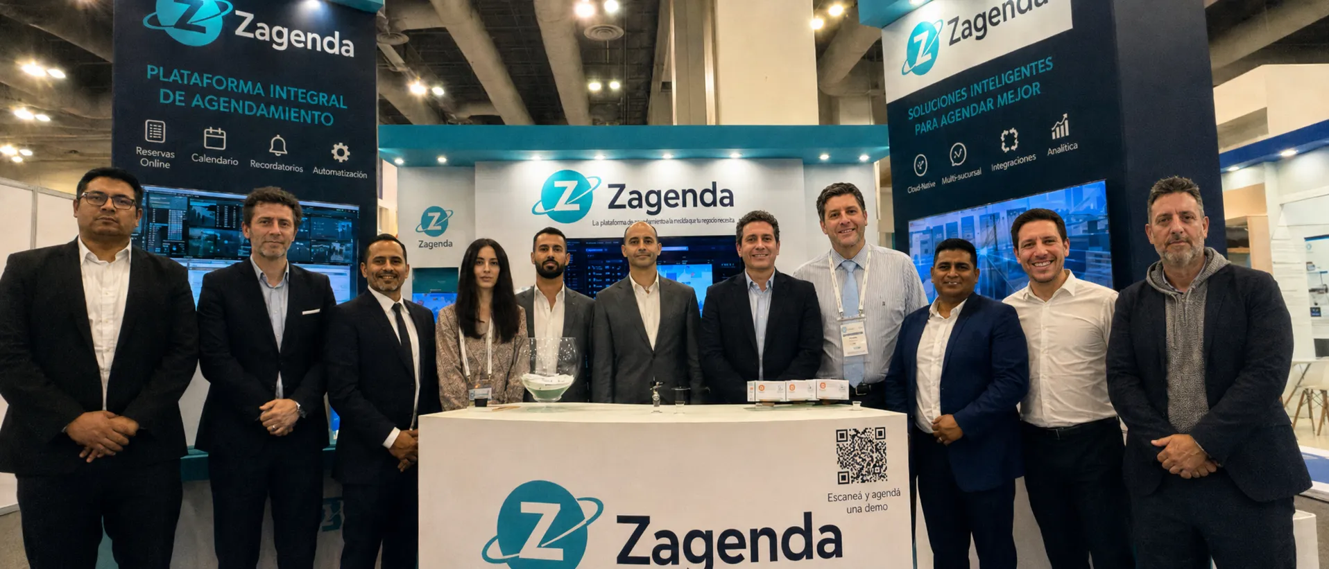 Equipo de Zagenda en el stand de la marca durante una feria